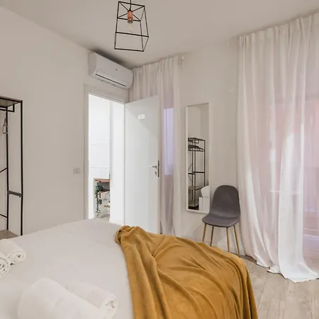 The Rent - Three-room Near The Colosseum Apartment Rome